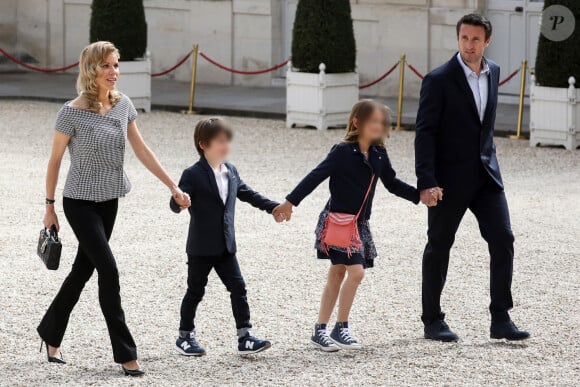 Femme de loi et maman de deux enfants avec le gastrologue Antoine Choteau, elle a toujours un agenda chargé
Tiphaine Auzière et son compagnon Antoine et leurs enfants - Arrivées des personnalités - Cérémonie d'investiture du Président de la République à Paris le 7 mai 2022 © Stephane Lemouton / Bestimage