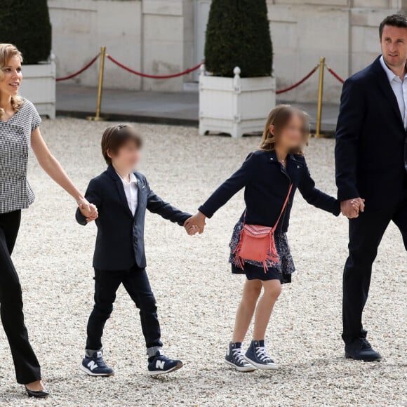 Femme de loi et maman de deux enfants avec le gastrologue Antoine Choteau, elle a toujours un agenda chargé
Tiphaine Auzière et son compagnon Antoine et leurs enfants - Arrivées des personnalités - Cérémonie d'investiture du Président de la République à Paris le 7 mai 2022 © Stephane Lemouton / Bestimage