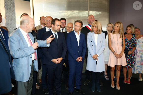 Sébastien Lecornu, ministre auprès de la ministre de la Cohésion des territoires et des Relations avec les collectivités territoriales, chargé des collectivités territoriales, Stéphane Bern, la Première dame Brigitte Macron et sa fille Tiphaine Auzière lors de l'inauguration du centre Historique Médiéval d'Azincourt 1415, France, le 29 août 2019.