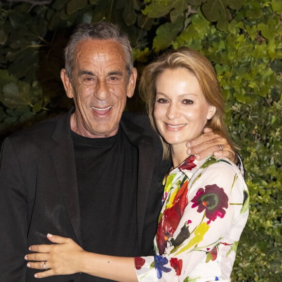 Thierry Ardisson et Audrey Crespo-Mara semblent filer le parfait amour.
Thierry Ardisson et sa femme Audrey Crespo-Mara - Véronique Sanson en concert à l'occasion de la présentation de sa tournée "Hasta Luego" au théâtre de Verdure lors du festival de Ramatuelle. © Cyril Bruneau / Festival de Ramatuelle / Bestimage