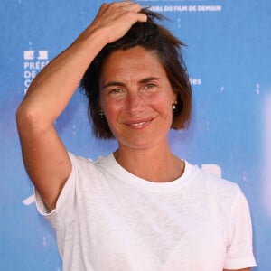 Elle est l'heureuse maman de deux enfants : Charlie et Alphonse, tous les deux fruits de ses amours avec son ex-mari Clément Miserez.
Alessandra Sublet au photocall de la première édition du Festival du Film de Demain au Ciné Lumière à Vierzon, France, le 4 juin 2022. © Coadic Guirec/Bestimage