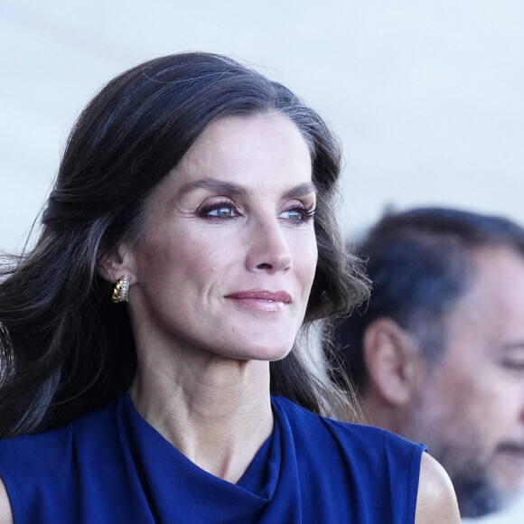 Le roi Felipe VI et la reine Letizia d'Espagne arrivent pour un acte institutionnel de reconnaissance aux professionnels et bénévoles qui ont participé aux différents travaux d'extinction des incendie à Tenerife l'été dernier à Santa Cruz de Ténérife, Espagne, le 24 octobre 2023. 