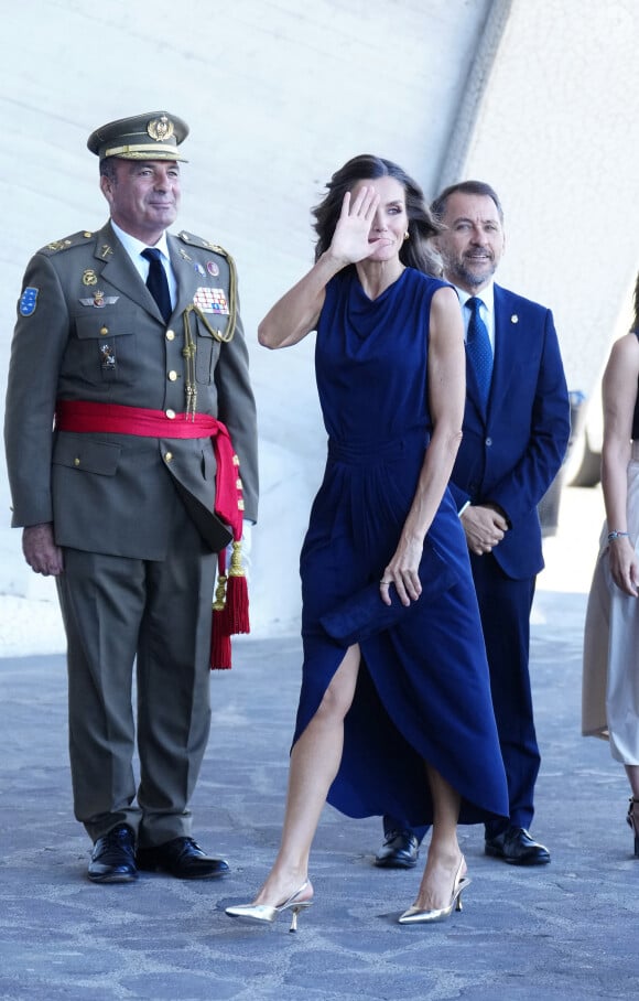 Le roi Felipe VI et la reine Letizia d'Espagne arrivent pour un acte institutionnel de reconnaissance aux professionnels et bénévoles qui ont participé aux différents travaux d'extinction des incendie à Tenerife l'été dernier à Santa Cruz de Ténérife, Espagne, le 24 octobre 2023. 