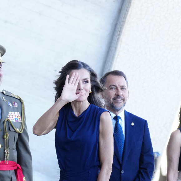 Le roi Felipe VI et la reine Letizia d'Espagne arrivent pour un acte institutionnel de reconnaissance aux professionnels et bénévoles qui ont participé aux différents travaux d'extinction des incendie à Tenerife l'été dernier à Santa Cruz de Ténérife, Espagne, le 24 octobre 2023. 