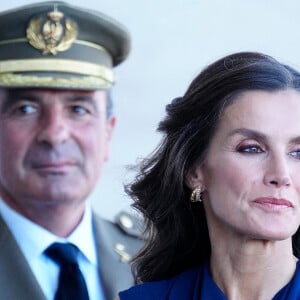 Le roi Felipe VI et la reine Letizia d'Espagne arrivent pour un acte institutionnel de reconnaissance aux professionnels et bénévoles qui ont participé aux différents travaux d'extinction des incendie à Tenerife l'été dernier à Santa Cruz de Ténérife, Espagne, le 24 octobre 2023. 