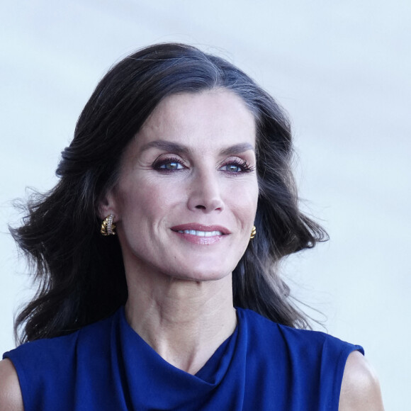 Le roi Felipe VI et la reine Letizia d'Espagne arrivent pour un acte institutionnel de reconnaissance aux professionnels et bénévoles qui ont participé aux différents travaux d'extinction des incendie à Tenerife l'été dernier à Santa Cruz de Ténérife, Espagne, le 24 octobre 2023. 