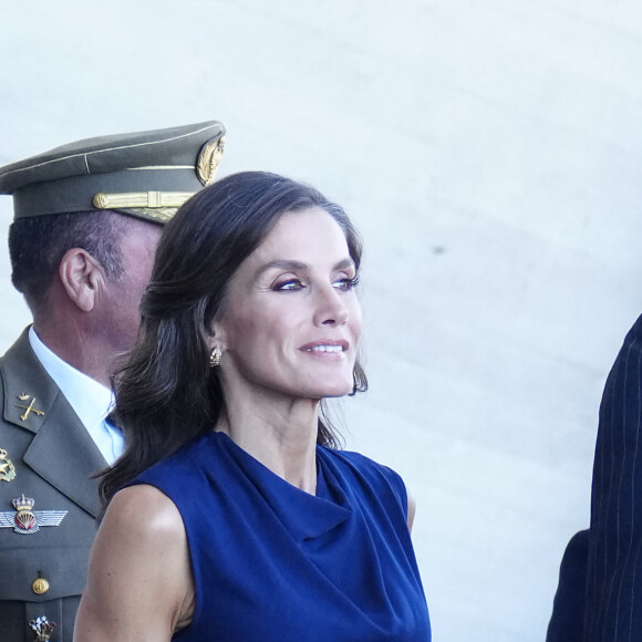 Le roi Felipe VI et la reine Letizia d'Espagne arrivent pour un acte institutionnel de reconnaissance aux professionnels et bénévoles qui ont participé aux différents travaux d'extinction des incendie à Tenerife l'été dernier à Santa Cruz de Ténérife, Espagne, le 24 octobre 2023. 