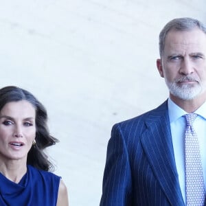 Le roi Felipe VI et la reine Letizia d'Espagne arrivent pour un acte institutionnel de reconnaissance aux professionnels et bénévoles qui ont participé aux différents travaux d'extinction des incendie à Tenerife l'été dernier à Santa Cruz de Ténérife, Espagne, le 24 octobre 2023. 