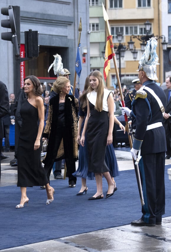 Et elles ont longuement discuté aux côtés de Leonor et Sofia.
La reine Letizia d'Espagne, La princesse Leonor, L'infante Sofia d'Espagne, La reine Sofia - La famille royale d'Espagne lors de la cérémonie des "Prix Princesse des Asturies 2023" à Oviedo, Espagne, le 20 octobre 2023. 