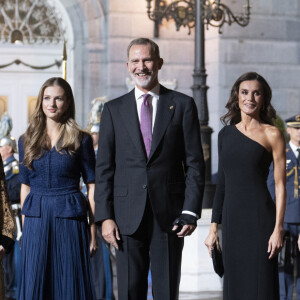 Toutes les deux étaient invitées au prix Princesse des Asturies ce samedi.
Le roi Felipe VI d'Espagne, La reine Letizia d'Espagne, La princesse Leonor, L'infante Sofia d'Espagne, La reine Sofia - La famille royale d'Espagne lors de la cérémonie des "Prix Princesse des Asturies 2023" à Oviedo, Espagne, le 20 octobre 2023. 