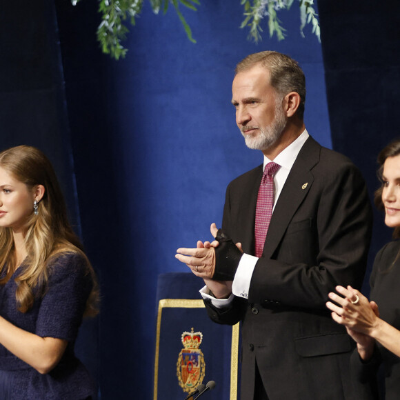 Le roi Felipe VI d'Espagne, La reine Letizia d'Espagne, La princesse Leonor, L'infante Sofia d'Espagne - La famille royale d'Espagne lors de la cérémonie des "Prix Princesse des Asturies 2023" à Oviedo, Espagne, le 20 octobre 2023. 