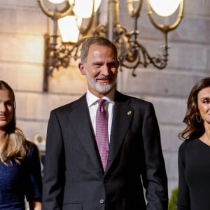 Une belle entente familiale loin des ancienne tensions.
La reine Sofia, la princesse Leonor, le roi Felipe VI d'Espagne, la reine Letizia d'Espagne etlL'infante Sofia d'Espagne - La famille royale d'Espagne lors de la cérémonie des "Prix Princesse des Asturies 2023" à Oviedo, Espagne, le 20 octobre 2023. 