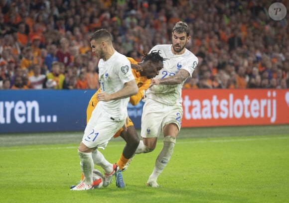 Les deux frères ont été abandonné par leur père Jean-François Hernandez pendant leur enfance
 
Théo et Lucas Hernandez - Pays-Bas vs France . La France se qualifie pour l'Euro 2024 après sa victoire 2 à 1.