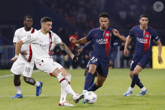 Warren Zaire-Emery (PSG) vs Rade Krunic (Milan AC) - Match de ligue des champions entre le PSG et l'AC Milan (3-0) au Parc des Princes à Paris le 25 octobre 2023. 