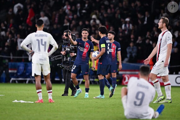 Joie des joueurs du PSG en fin de match apres sa victoire - Warren ZAIRE EMERY ( 33 - PSG ) - Marquinhos ( 5 - PSG ) - - Match de ligue des champions entre le PSG et l'AC Milan (3-0) au Parc des Princes à Paris le 25 octobre 2023. 