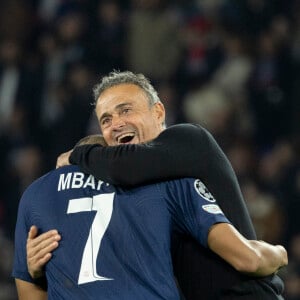 Luis Enrique et Kylian Mbappé - People dans les tribunes lors du match de ligue des champions entre le PSG et l'AC Milan au Parc des Princes à Paris le 25 octobre 2023. © Cyril Moreau/Bestimage