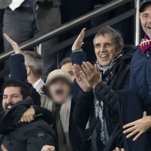 Il était accompagné de son fils ado, Léonard, totalement euphorique ! 
Julien Clerc et son fils Leonard - People dans les tribunes lors du match de ligue des champions entre le PSG et l'AC Milan au Parc des Princes à Paris le 25 octobre 2023. © Cyril Moreau/Bestimage