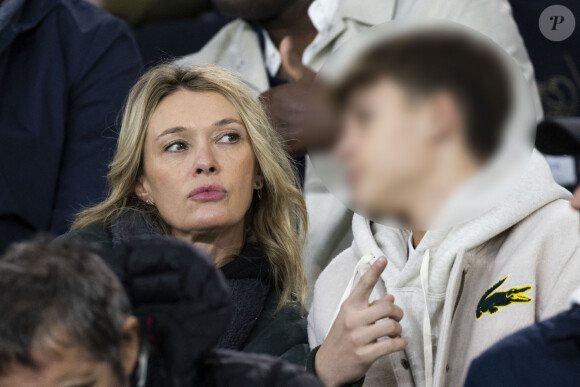 Anne Marivin et son fils Leonard - People dans les tribunes lors du match de ligue des champions entre le PSG et l'AC Milan au Parc des Princes à Paris le 25 octobre 2023. © Cyril Moreau/Bestimage