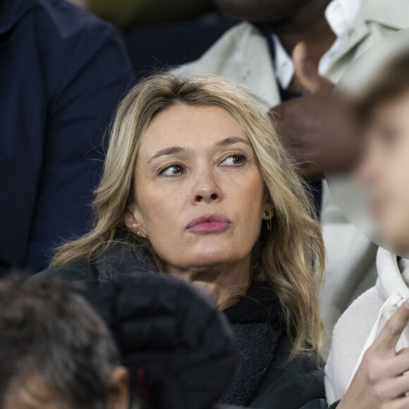 Anne Marivin et son fils Leonard - People dans les tribunes lors du match de ligue des champions entre le PSG et l'AC Milan au Parc des Princes à Paris le 25 octobre 2023. © Cyril Moreau/Bestimage