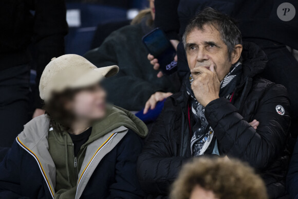 Julien Clerc et son fils Léonard - People dans les tribunes lors du match de ligue des champions entre le PSG et l'AC Milan au Parc des Princes à Paris le 25 octobre 2023. © Cyril Moreau/Bestimage