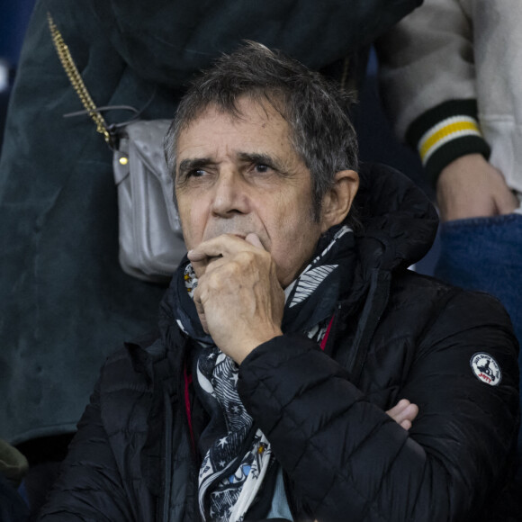 Julien Clerc faisait partie des nombreuses célébrités venues soutenir le Paris Saint Germain ce mercredi.
Julien Clerc et son fils Léonard - People dans les tribunes lors du match de ligue des champions entre le PSG et l'AC Milan au Parc des Princes à Paris. © Cyril Moreau/Bestimage