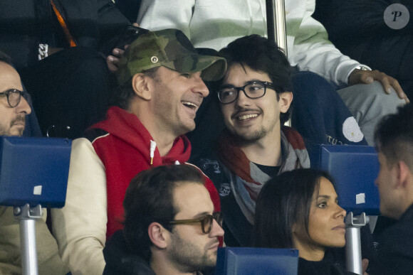 Michaël Youn et son beau-fils Obispo, toujours aussi proches, étaient eux aussi présents.
Michaël Youn et Sean Obispo, La chanteuse Shy'm et son nouvel ami Keziah Derard - People dans les tribunes lors du match de ligue des champions entre le PSG et l'AC Milan au Parc des Princes à Paris le 25 octobre 2023. © Cyril Moreau/Bestimage