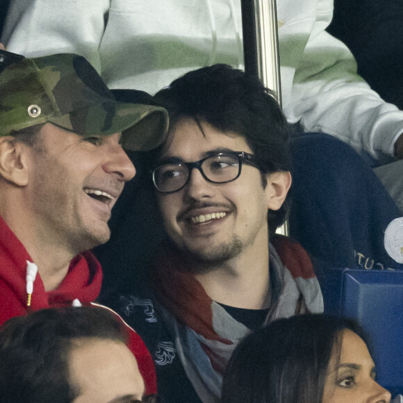 Michaël Youn et son beau-fils Obispo, toujours aussi proches, étaient eux aussi présents.
Michaël Youn et Sean Obispo, La chanteuse Shy'm et son nouvel ami Keziah Derard - People dans les tribunes lors du match de ligue des champions entre le PSG et l'AC Milan au Parc des Princes à Paris le 25 octobre 2023. © Cyril Moreau/Bestimage