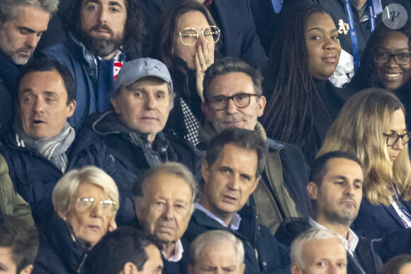 Serge et Michel Hazanavicius - People dans les tribunes lors du match de ligue des champions entre le PSG et l'AC Milan au Parc des Princes à Paris le 25 octobre 2023. © Cyril Moreau/Bestimage