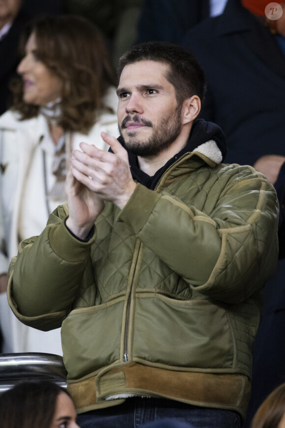 François Civil - People dans les tribunes lors du match de ligue des champions entre le PSG et l'AC Milan au Parc des Princes à Paris le 25 octobre 2023. © Cyril Moreau/Bestimage