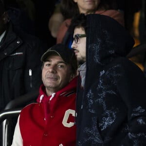 Michaël Youn et Sean Obispo - People dans les tribunes lors du match de ligue des champions entre le PSG et l'AC Milan au Parc des Princes à Paris le 25 octobre 2023. © Cyril Moreau/Bestimage