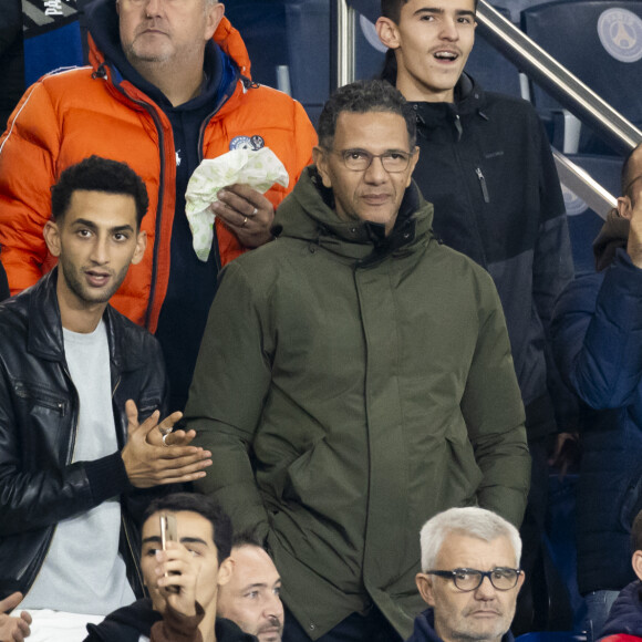 Roschdy Zem et son fils Chad - People dans les tribunes lors du match de ligue des champions entre le PSG et l'AC Milan au Parc des Princes à Paris le 25 octobre 2023. © Cyril Moreau/Bestimage