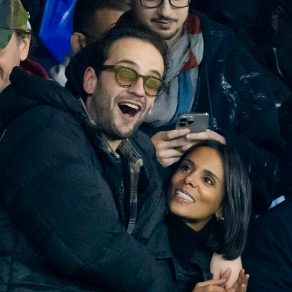 Et leur complicité était évidente, même si on ne sait pas vraiment ce qui lie.
La chanteuse Shy'm et son nouvel ami Keziah Derard - People dans les tribunes lors du match de ligue des champions entre le PSG et l'AC Milan au Parc des Princes à Paris le 25 octobre 2023. © Cyril Moreau/Bestimage