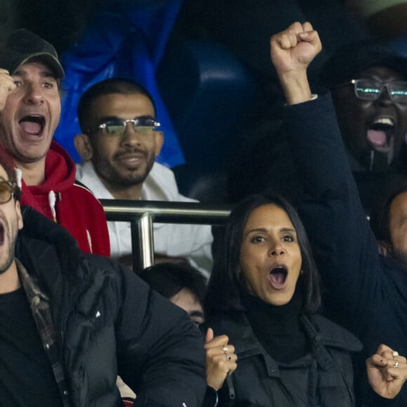 Et tous les deux étaient absolument euphoriques. 
Michaël Youn, La chanteuse Shy'm et son nouvel ami Keziah Derard - People dans les tribunes lors du match de ligue des champions entre le PSG et l'AC Milan au Parc des Princes à Paris le 25 octobre 2023. © Cyril Moreau/Bestimage