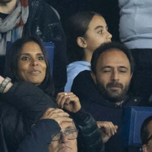 La chanteuse Shy'm et son nouvel ami Keziah Derard - People dans les tribunes lors du match de ligue des champions entre le PSG et l'AC Milan au Parc des Princes à Paris le 25 octobre 2023. © Cyril Moreau/Bestimage