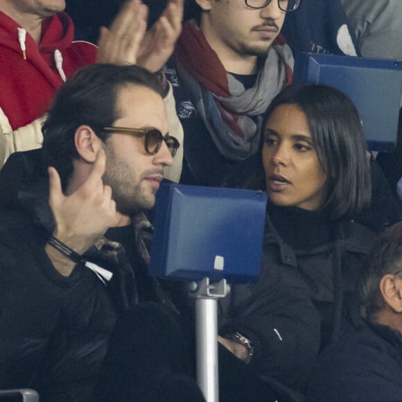 Elle a profité au côté d'un mystérieux ami du match du PSG contre Milan.
La chanteuse Shy'm et son nouvel ami Keziah Derard - People dans les tribunes lors du match de ligue des champions entre le PSG et l'AC Milan au Parc des Princes à Paris le 25 octobre 2023. © Cyril Moreau/Bestimage