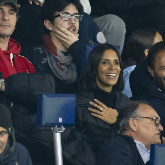 Ils se sont en tout cas beaucoup amusés.
Michaël Youn et Sean Obispo, la chanteuse Shy'm et son nouvel ami Keziah Derard - People dans les tribunes lors du match de ligue des champions entre le PSG et l'AC Milan au Parc des Princes à Paris le 25 octobre 2023. © Cyril Moreau/Bestimage
