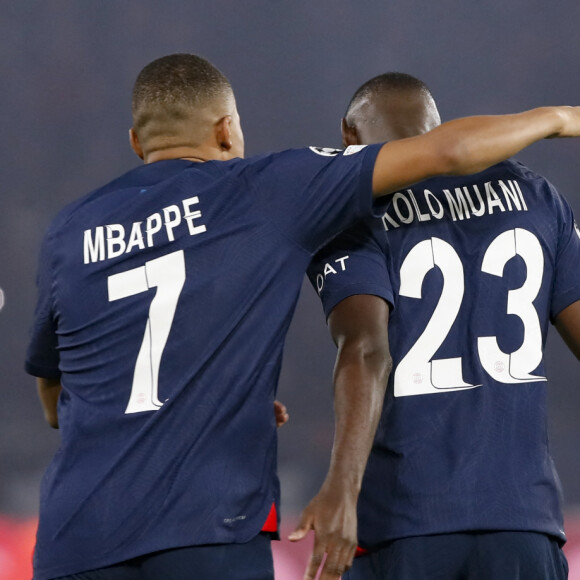 En tout cas, Paris a gagné 3 buts à 0.
But de Randal Kolo Muani (PSG) - Kylian Mbappe (PSG) - Match de ligue des champions entre le PSG et l'AC Milan (3-0) au Parc des Princes à Paris le 25 octobre 2023. 