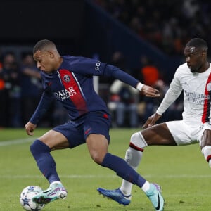 Kylian Mbappe (PSG) vs Fikayo Tomori (Milan AC) - Match de ligue des champions entre le PSG et l'AC Milan (3-0) au Parc des Princes à Paris le 25 octobre 2023. 