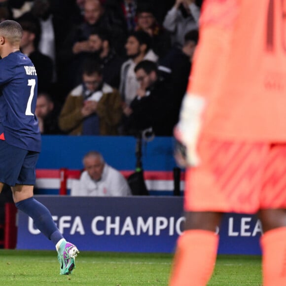 Attitude - Joie de Kylian Mbappe ( 7 - PSG ) - Mike Maignan ( 16 - Milan ) - - Match de ligue des champions entre le PSG et l'AC Milan (3-0) au Parc des Princes à Paris le 25 octobre 2023. 