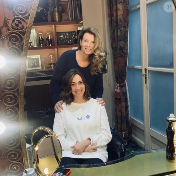 Les deux femmes ont fait un tour par la case coiffeur, pause bien-être que la journaliste a dévoilée sur Instagram. Elles semblent ravies du résultat à voir leurs sourires
Valérie Trierweiler et sa belle-fille Jennifer