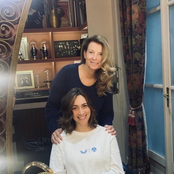 Les deux femmes ont fait un tour par la case coiffeur, pause bien-être que la journaliste a dévoilée sur Instagram. Elles semblent ravies du résultat à voir leurs sourires
Valérie Trierweiler et sa belle-fille Jennifer