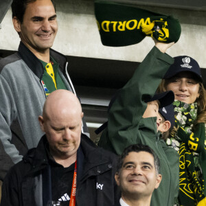 Le tennisman Roger Federer était en famille
Roger Federer, sa mere Lynette Federer, Miroslava Vavrinec, ses filles Myla Rose et Charlene Riva, ses garçons Leo et Lenny - Personnalités à la finale de la coupe du monde de rugby Afrique du Sud / Nouvelle Zélande (12 - 11) au stade de France à Saint-Denis le 28 octobre 2023. 