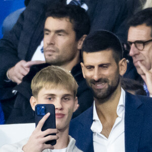 Novak Djokovic et Jason Momoa - Personnalités à la finale de la coupe du monde de rugby Afrique du Sud / Nouvelle Zélande (12 - 11) au stade de France à Saint-Denis le 28 octobre 2023. 