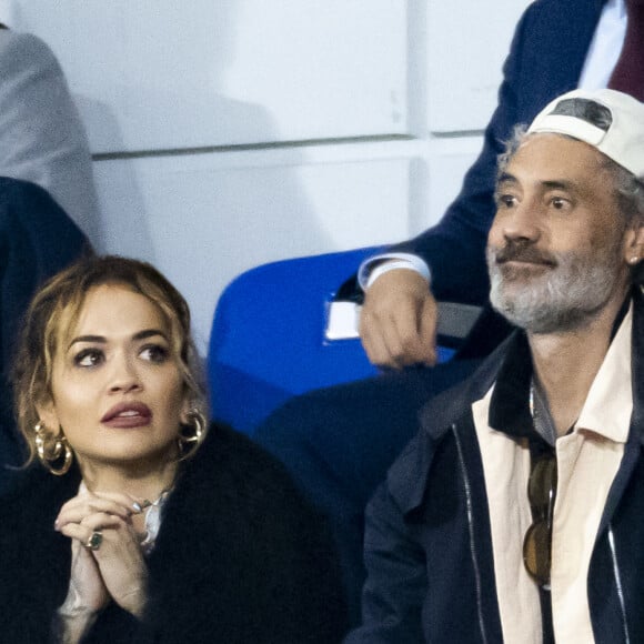 Rita Ora et son mari Taika Waititi - Personnalités à la finale de la coupe du monde de rugby Afrique du Sud / Nouvelle Zélande (12 - 11) au stade de France à Saint-Denis le 28 octobre 2023. 