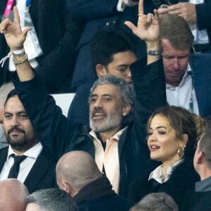 Rita Ora et son mari Taika Waititi - Personnalités à la finale de la coupe du monde de rugby Afrique du Sud / Nouvelle Zélande (12 - 11) au stade de France à Saint-Denis le 28 octobre 2023. 