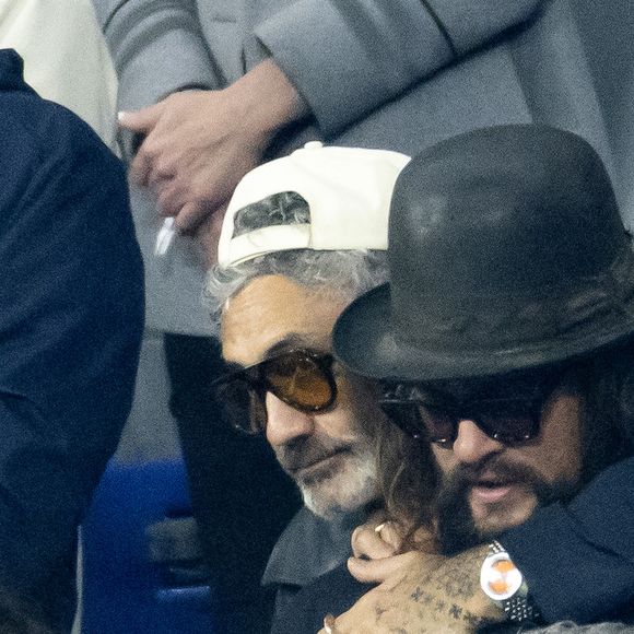Jason Momoa et Taika Waititi - Personnalités à la finale de la coupe du monde de rugby Afrique du Sud / Nouvelle Zélande (12 - 11) au stade de France à Saint-Denis le 28 octobre 2023. 