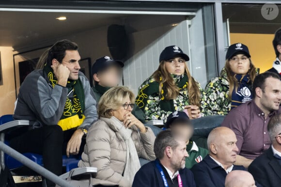 Roger Federer, sa mere Lynette Federer, Miroslava Vavrinec, ses filles Myla Rose et Charlene Riva, ses garçons Leo et Lenny - Personnalités à la finale de la coupe du monde de rugby Afrique du Sud / Nouvelle Zélande (12 - 11) au stade de France à Saint-Denis le 28 octobre 2023. 