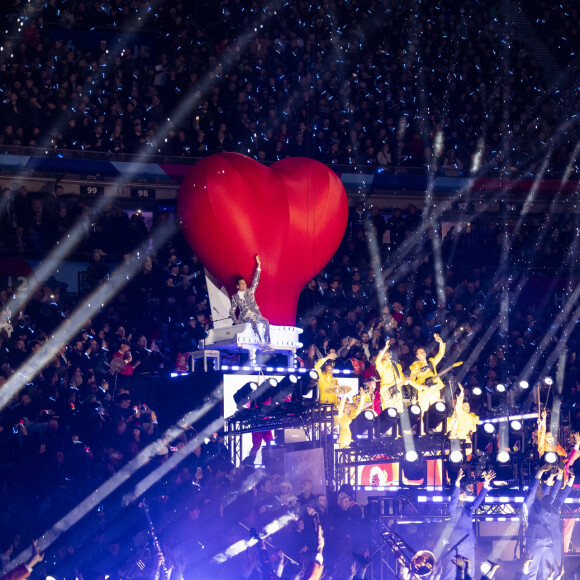 Medley de Mika - Personnalités à la finale de la coupe du monde de rugby Afrique du Sud / Nouvelle Zélande (12 - 11) au stade de France à Saint-Denis le 28 octobre 2023. 