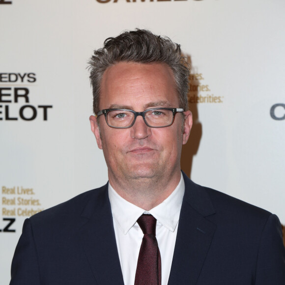 C'est l'assistant de l'acteur qui l'a retrouvé chez lui, inanimé dans son jaccuzzi
Matthew Perry à la première de The Kennedys - After Camelot au Paley Center For Media à Beverly Hills, le 15 mars 2017 