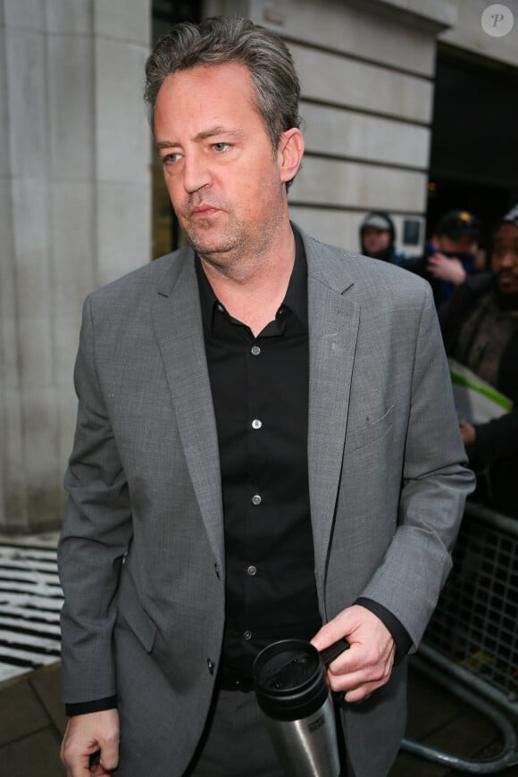 Il affirme, d'après les informations du "Daily Mail", avoir quitté le domicile de l'acteur pour faire une course qu'il lui avait demandée
Matthew Perry signe des autographes en sortant des studios de la radio BBC Two à Londres. Le 22 janvier 2016
